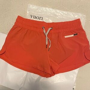Vuori Clementine shorts. Beautiful coral color. Excellent condition. Size small.